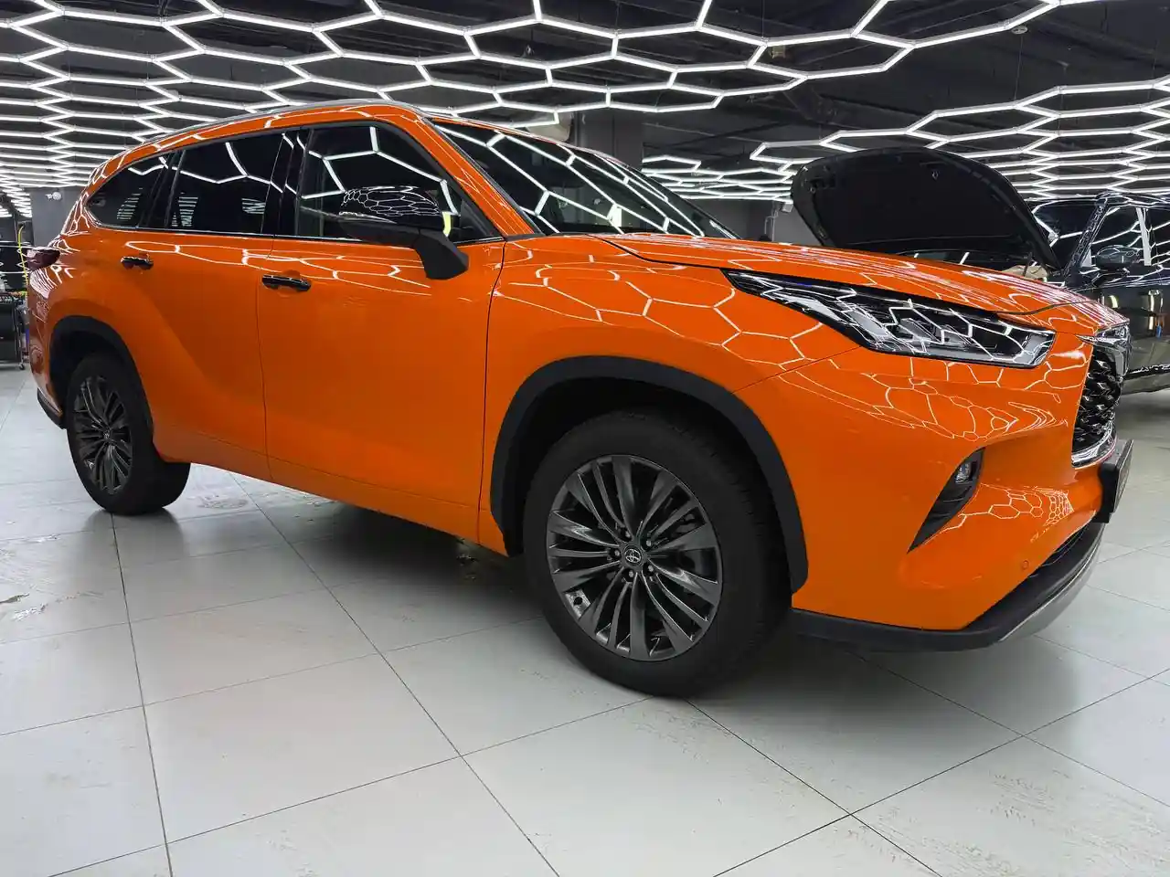 Оклейка Toyota Highlander в McLaren Orange: из черного - в яркий и бескомпромиссный